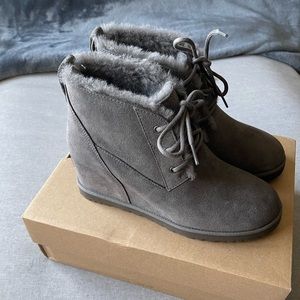 EUC UGG CLASSIC FEMME ANKLE BOOT